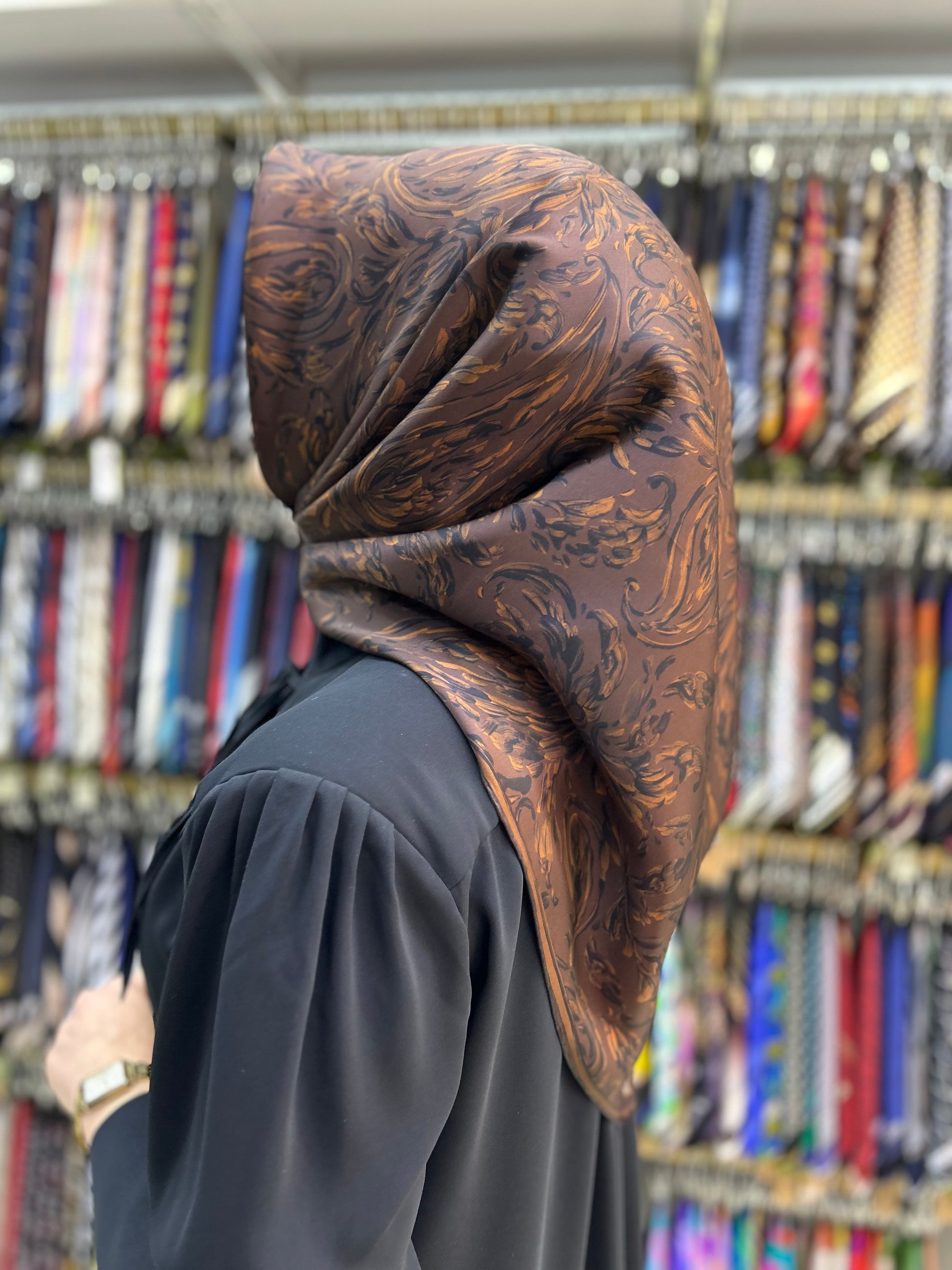 Armine Nostalji Serisi Sura İpek Eşarp 9431 80 — Kahverengi [stokoz:36dRj2PbugzYZ3HCFFfm%3AKahverengi%3A0%3Ac7yrci]
